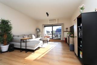 Welkom in Harelbeke! Vlakbij alle invalswegen treffen wij op het tweede verdiep dit recent gerenoveerd appartement. Langs de inkomhal vinden...