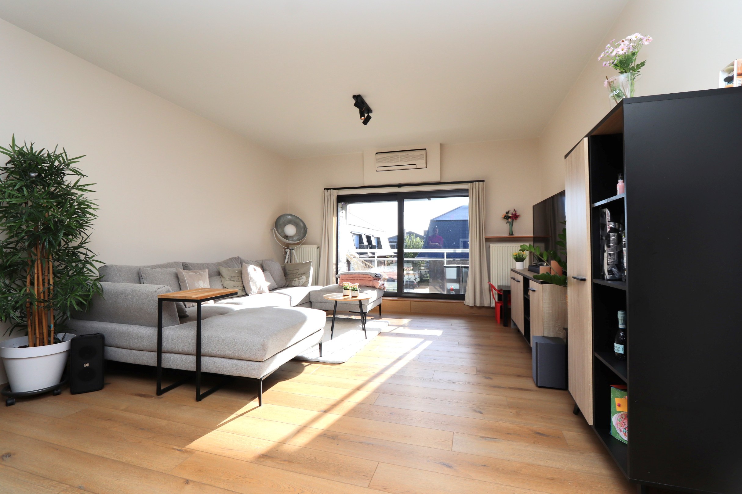 GERENOVEERD 2 SLAAPKAMER APPARTEMENT MET GARAGE - foto 3