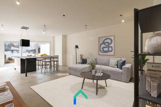 Plan eenvoudig uw bezoek in op gentill.be <br /><br />Ligging<br />Deze moderne en volledig gerenoveerde woning bevindt zich in het hart van Oostende. Dankzij de centrale ligging bevinden winkels, scholen, restaurants en openbaar vervoer zich op wandelafstand. Ondanks de centrale ligging is de straat zelf bijzonder rustig met enkel plaatselijk verkeer. Bovendien ligt het strand van Oostende op slechts 2 kilometer afstand, ideaal voor wie graag uitwaait aan zee of geniet van een ontspannen wandeling langs de kust. Hier combineer je stadsleven met de nabijheid van de zee.<br /><br />Indeling<br />Bij het betreden van de woning kom je terecht in een inkomhal met gastentoilet en een aparte toegang tot de garage. Meteen valt de moderne en strakke afwerking op, die doorheen de volledige woning werd doorgetrokken. Verder kom je in de ruime leefruimte met open keuken die een mooi zicht biedt op de tuin en het terras. Deze lichtrijke leefruimte vormt het centrale punt van de woning en creëert een aangename verbinding tussen binnen en buiten. Tussen de keuken en de garage bevindt zich een praktische en ruime wasplaats, ideaal voor extra bergruimte en huishoudelijk comfort. De garage met automatische sectionaalpoort biedt plaats aan één wagen en beschikt daarnaast over voldoende opslagmogelijkheden.<br /><br />Op de eerste verdieping bevinden zich twee volwaardige slaapkamers en een badkamer uitgerust met een inloopdouche en enkele wastafel. Daarnaast is er ook een afzonderlijk toilet aanwezig. De tweede verdieping telt opnieuw twee slaapkamers en een tweede badkamer met inloopdouche, enkele wastafel en toilet, wat deze woning uitermate geschikt maakt voor grotere gezinnen, co-housing of toeristische verhuur. Op de derde verdieping bevindt zich nog een volledig gerenoveerde zolderkamer die perfect kan dienen als extra slaapkamer, hobbyruimte of bureau.<br /><br />Varia<br />De woning werd recent volledig gerenoveerd en afgewerkt met kwalitatieve materialen, waardoor ze instapklaar is. Met een gunstig E-peil van 59 en de aanwezigheid van zonnepanelen is de woning bovendien enorm energiezuinig. Hierdoor geniet u van hedendaags wooncomfort in een moderne setting, gecombineerd met een uitstekende ligging in Oostende.<br /><br />Troeven<br />* Instapklaar<br />* Centrale ligging<br />* 5 slaapkamers<br />* Inpandige garage <br /><br />Op zoek naar een instapklare woning op topligging in Oostende? Ontdek zelf de ruimte en het moderne comfort van deze gerenoveerde woning. Contacteer ons snel voor een bezoek!<br /><br />📞 0487 40 21 28<br />📧 tim@gentill.be