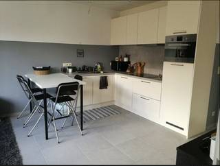 Dit recente en lichtrijke appartement aan de Genuastraat biedt de perfecte balans tussen rust en de dynamiek van het hippe Eilandje. Gelegen in een modern gebouw met een strakke bakstenen gevel, geniet u hier van hoogwaardig wooncomfort.Indeling:- open leefruimte met open keuken- apart toilet- berging/washok- badkamer- terrasExtra troeven:- zeer goed EPC label A- toplocatie- 2 fietsenplaatsen voorzien- terras- uitstekende mobiscore: 9,0/10De maandelijkse vaste kosten bedragen 85 euro per maand voor de kosten voor de gemene delen.Bent u geïnteresseerd in deze woning te huur in Antwerpen?Aarzel dan niet om een bezoekaanvraag in te dienen via onze website via de daar voorziene rode balk.Wenst u uw eigendom ook te koop of te huur te stellen? We helpen u graag verder. Steeds tot uw dienst om u verder te helpen met al uw vragen over vastgoed.