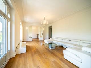 Gelegen aan de Emile de Motlaan, vlakbij het Terkamerenbos, ligt dit grote, volledig gerenoveerde appartement met een bruto vloeroppervlak van ongeveer 274 m² op de 4e verdieping van een luxe gebouw dat klassieke en hedendaagse stijlen combineert.<br /><br />Dit lichte appartement met uitzicht op de Abbaye de la Cambre bestaat uit een grote hal, ruime ontvangstruimten en een volledig uitgeruste keuken. Een nachthal leidt naar een eerste slaapkamer met aangrenzende badkamer en een grote slaapkamer met kleedkamer en aangrenzende badkamer. De tweede vleugel van het appartement bestaat uit een slaapkamer met kleedkamer en doucheruimte. Het pand is volledig gerenoveerd tot een zeer hoge standaard, met gebruik van materialen van de hoogste kwaliteit en smaak. De flat heeft ook een balkon aan de achterkant. <br /><br />De Louizawijk is gekend voor zijn nabijheid van de winkels en de grote keuze aan restaurants. Gemakkelijke en snelle toegang naar het centrum van de stad en naar de omliggende sierlijke gemeenten. Deze wijk is ook goed voorzien van openbaar vervoer.<br /><br />Andere: kelder, bijkeuken en grote garage (1 auto), EPB E+.<br /><br />Voor meer informatie kunt u contact opnemen met Grégoire Bryssinck +32 (0) 493 51 29 00.