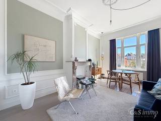 Charmant instapklaar appartement op de 2e verdieping met aangenaam open uitzicht. Inkomhal met vestiairekast. Lichtrijke woonkamer op authentieke plankenvloer en een schouwelement. Aansluitend de half open keuken voorzien van gasfornuis, dampkap, combi-oven, koelkast met diepvries.<br />Het appartement beschikt over een ruime slaapkamer (ca.14m²), alsook op plankenvloer met ensuite de stijlvolle badkamer uitgerust met een badkamermeubel, inloopdouche en toilet.<br />Slechts enkele minuten wandelen van de bruisende Dageraadplaats in de geliefde Zurenborgwijk, met tal van gezellige cafés, restaurants en prachtige architectuur binnen handbereik. Beschikbaar vanaf 1 september.