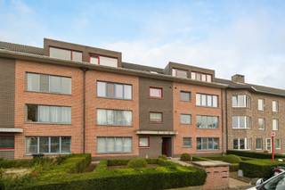 Ruim drieslaapkamerappartement met uitzicht op de vaart in hartje Sint-Job Dit appartement bevindt zich op een absolute toplocatie.Nabij het centrum...