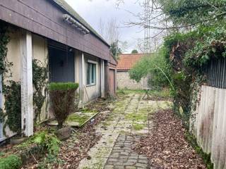 Deze staalskeletwoning biedt een mooie opportuniteit om in een open bebouwing te wonen op toplocatie. Mits een TOTAALRENOVATIE kan dit een hedendaagse villa met landelijk zicht worden. <br /><br />De huidige indeling is als volgt; <br />Gelijklvoers: Inkomhal, living met eetkamer, keuken, badkamer, 3 slaapkamers.<br />1ste verdieping: 2 ruime kamers waarvan 1 met balkon. <br /><br />Kortom een renovatieproject voor de handige harry of een sloop en nieuwbouwproject. <br /><br />Contacteer ons voor een bezoek of meer info; <br />nathan.peellaert@albert.immo<br />0471 49 45 39