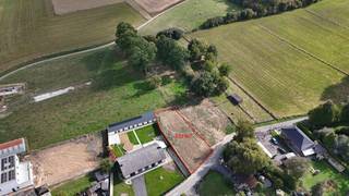 Situé dans un environnement particulièrement calme et rural, dans la Bosstraat à Aspelare (Ninove), ce terrain à bâtir destiné à une construction 4 façades offre une superficie totale d’environ 652 m².<br /><br />La parcelle combine le meilleur des deux mondes : vous profitez du calme et du caractère verdoyant de l’environnement, tout en restant à proximité des principaux axes routiers de Ninove, des commerces et des écoles.<br /><br />La vente comprend le Lot 1 d’environ 494 m², destiné à la construction d’une maison unifamiliale 4 façades, ainsi qu’une parcelle de jardin située à l’arrière de 158 m². L’ensemble bénéficie ainsi d’une superficie particulièrement généreuse et d’un agréable caractère rural.<br /><br />Terrain :<br />+ Destiné à une maison unifamiliale 4 façades<br />+ Possibilités de construction contemporaines avec toiture plate et maximum 2 niveaux (hauteur maximale de 6,5 m)<br />+ Profondeur de construction possible de 15 m au rez-de-chaussée et de 12 m à l’étage<br />+ Sous-sol autorisé<br />+ Activité complémentaire autorisée jusqu’à maximum 100 m², à condition que la fonction résidentielle reste la fonction principale<br /><br />Atouts supplémentaires :<br />+ Agréable vue rurale depuis le jardin arrière<br />+ Jardin arrière avec possibilité de dépendances non attenantes jusqu’à maximum 40 m²<br />+ Carport possible jusqu’à maximum 30 m²<br /><br />Lotissement autorisé à Ninove en date du 17/10/2025 sous la référence OMV 2025056237. Les possibilités de construction mentionnées ci-dessus concernent le Lot 1 et restent toujours soumises aux permis et prescriptions urbanistiques en vigueur.<br /><br />Test de l’eau : P-score : B.<br /><br />Contactez Brian Rollier via brian.rollier@albert.immo ou au 0472 98 02 27 pour plus d’informations ou pour fixer un rendez-vous.<br /><br />Chez Albert, vous vous sentez chez vous !