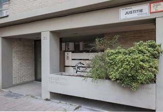 <p>Dit appartement bevindt zich op een absolute toplocatie in Antwerpen (2018), op wandelafstand van de <span><span>Meir</span></span>, het <span><span>Mechelseplein</span></span> en het <span><span>Zuid</span></span>. Je geniet hier van alle voordelen van het stadsleven, terwijl je tegelijk vlot de stad in en uit kan.</p>
<p>Dankzij de tramhalte om de hoek en de vele <span><span>Velo Antwerpen</span></span>-stations in de buurt, verplaats je je moeiteloos doorheen de stad. Voor wie houdt van postcode 2018 is dit zonder twijfel een ideale ligging: nabij het stadscentrum, met parken, winkels en gezellige horeca op wandelafstand.</p>
<p>Het gebouw, opgetrokken in betonstructuur, telt zes verdiepingen. Het appartement bevindt zich op de vijfde verdieping.</p>
<p>De lichtrijke leefruimte met sierhaard bevindt zich aan de voorzijde en geeft toegang tot een aangenaam terras. Aansluitend is er een aparte, volledig geïnstalleerde keuken met ingemaakte kasten.</p>
<p>Verder beschikt het appartement over drie slaapkamers, waarvan één momenteel ingericht is als bureau. De badkamer is uitgerust met een ruime inloopdouche en een dubbele lavabo.</p>
<p>Kortom: een bijzonder aangename woonst op een toplocatie.</p>
<h3><strong><span>Troeven:</span></strong></h3>
<h3><span>-Uitstekende ligging</span></h3>
<h3><span>-Lift conform</span></h3>
<h3><span>-Kelderberging</span></h3>
<h3><span>-Terras</span></h3>
<h3><span>-AREI conform</span></h3>
<h3><span>-EPC B<br /><br />-Vraagprijs = richtprijs</span></h3>
<p>Gemeenschappelijke kosten: €333/maand (incl. water, verwarming en gas)<br /><br />Attesten (EPC, asbest, EK) zijn beschikbaar via onze website: https://jamar.immo/</p>
<p>Wg, Gvv, Gvg, Gmo, Gvkr, Niet gelegen in overstromingsgevoelig gebied, Geen Worg, Geen vermelding in het maatregelenregister</p>