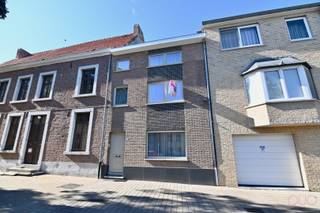 Deze gesloten bebouwing is gelegen op een toplocatie te Schurhoven, Sint-Truiden, aldus op wandelafstand van allerhande voorzieningen op een perceel van 1a93ca. Achter deze vernieuwde voorgevel vinden we een grotendeels, gerenoveerde gesloten bebouwing met ruime stadstuin. Zo werd de voorgevel aangepakt, werden de ramen, het dak en de CV-ketel vernieuwd én is de woning voorzien van een PV-installatie (Zonnepanelen 3,18 kWp). <br /><br />We betreden de woning via de inkomhal, die helemaal doorloopt richting de achterbouw en tuin. Het gelijkvloers is ingedeeld met een ruime leefruimte, voorzien van inbouwcassette, en aansluitend de open keuken. De open keuken is volledig ingericht en functioneel met een afwasmachine, fornuis met heteluchtoven en inductiekookplaats, koelkast met diepvries, dampkap, en dubbele spoelbak met afdruipgedeelte. Verder vinden we de wasplaats/CV-ruimte (met alle nodige aansluitingen voor wasmachine en droogkast) en een gelijkvloerse badkamer (douche-in-bad, lavabo, toilet) terug.<br /><br />Op de eerste verdieping vinden we een nachthal, een tweede badkamer (douche, toilet, lavabo) en twee ruime slaapkamers terug. Op de tweede verdieping vinden we eveneens een nachthal, een zolderkamer en twee kleinere slaapkamers. Deze verdieping kan heel makkelijk heringedeeld worden naar wens.<br /><br />Buitenhuis is de stadstuin volledig omheind en voorzien van een groot terras, deels overdekt, en een groen gedeelte. We bereiken via de tuin de tuinberging en de werkplaats of polyvalente ruimte.<br /><br />Willen jullie ook graag wonen in de stad en genieten van een leuke stadstuin? Aarzel niet en bel ons snel op 011 70 70 19. 