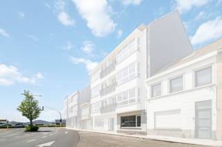 Het appartement maakt deel uit van een volledig gerenoveerd gebouw en werd afgewerkt met duurzame en kwalitatieve materialengelegen op wandelafstand...