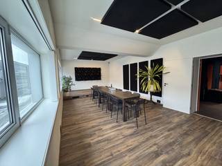 Multifunctionele ruimtes te huur - Ideaal voor diverse doeleinden!Ontdek deze interessante opportuniteit voor de huur van drie afzonderlijke ruimtes, perfect geschikt voor bijvoorbeeld kantoren, praktijkruimtes. De ruimtes hebben de volgende oppervlaktes:Comfort en functionaliteit:Voorzien van elektrische verwarming en airconditioning voor een aangenaam klimaat het hele jaar door.Een goederenlift is beschikbaar, wat het transport van materialen aanzienlijk vereenvoudigt.Sanitaire voorzieningen zijn aanwezig in het pand.Beschikt over een aparte elektriciteitsmeter, wat zorgt voor een transparante kostenberekening.Ideaal voor vrije beroepen of kantoor activiteiten! Financiële details:De onroerende voorheffing wordt forfaitair vastgesteld op het equivalent van één maand huur.Er wordt een huurwaarborg van 3 maanden gevraagd.Interesse?Aarzel niet om contact op te nemen voor meer informatie of een bezichtiging van dit bedrijfsvastgoed te huur!