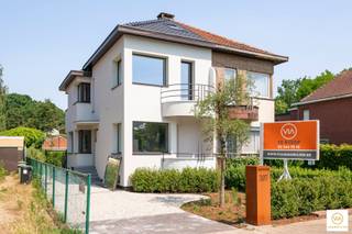 <p><span>Deze karaktervolle woning (daterend uit de jaren 30) met aangename & zonnige tuin werd met smaak en kwaliteitsvolle materialen van kop tot teen volledig gerenoveerd . Bij het binnenkomen komen we in een uiterst lichte woonruimte terecht met doorgang naar de tuin. Vooraan treffen we een volledig ingerichte keuken. Op de 1 ste verdieping zijn er 2 ruime slaapkamers met een eerste badkamer en de 2de verdieping is eveneens fraai afgewerkt met een 3de badkamer en een extra doucheruimte. Ideale gezinswoning met een prima EPC (B) op een prima ligging op de grens Kapellen/Brasschaat. Onmiddellijk beschikbaar & 100% instapklaar!</span></p><p><span> </span></p><p><span>* dak werd eveneens volledig vernieuwd!</span></p><p><span>* gunstige EPC-score!</span></p>