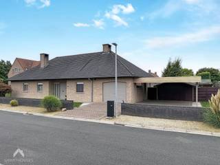 <p>Karaktervolle vrijstaande gelijkvloerse woning op een perceel van 649 m², rustig gelegen op slechts 500 m van het centrum van Sint-Eloois-Winkel en op vijf minuten van het AZ Delta-complex en de E403. De woning omvat een ruime inkomhal met vestiaire en apart gastentoilet, bureauruimte die ook als slaapkamer kan dienen en een lichtrijke leefruimte met eet- en zithoek met open haard.</p>
<p>Aansluitend is er een open keuken met ontbijthoek en toegang tot de veranda, twee terrassen en de tuin. Verder beschikt de woning over een inpandige garage, oprit, carport en ruime tuinberging die ook als tweede garage kan worden gebruikt.</p>
<p>Het slaapgedeelte omvat 3 slaapkamers, waarvan één momenteel als dressing is ingericht, en een badkamer met douche, lavabomeubel en tweede toilet. Via de vaste trap bereikt u de ruime zolder, waar nog 3 of 4 slaapkamers of een hobbyruimte kunne worden ingericht.</p>
<p>Extra troeven:</p>
<ul>
<li>Perceel van 649 m²</li>
<li>Zuidgerichte tuin</li>
<li>3 à 4 slaapkamers</li>
<li>Inpandige garage, carport en oprit</li>
<li>Ruime tuinberging/tweede garage</li>
<li>Ruime zolder met extra mogelijkheden</li>
<li>Karaktervolle woning</li>
<li>Rustige ligging nabij voorzieningen</li>
<li>Snelle verbinding naar E403 en AZ Delta</li>
</ul>
<p>Deze woning is te koop ZONDER makelaar via het concept van Smart Houses! Wenst u verdere inlichtingen of een bezoek? Contacteer rechtstreeks de eigenaar via +32472259622 of +32497597234</p>