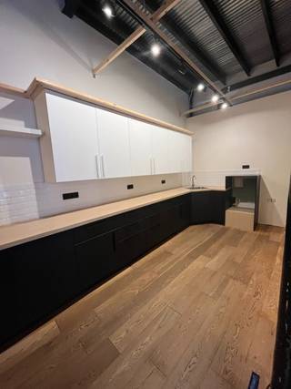 Office space strategically located between the Sablon and Gare du Midi, in the heart of the Marolles district.<br />Easily accessible by public transport, and numerous facilities in the immediate vicinity (shops, restaurants, bars, etc.).<br />Provisions for charges: 35 €/sqm/year.<br />Price excluding tax and property tax.