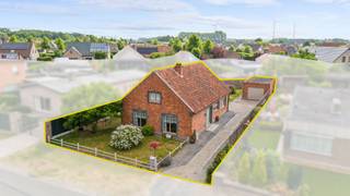 In een rustige en groene buurt vind je deze verzorgde bungalow met alle comfort op één niveau.De woning bestaat uit een inkomhal, aangename...
