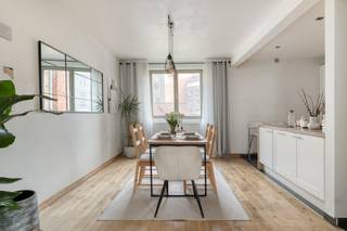 Volledig gerenoveerde woning met terras en 2 slaapkamers, gelegen achter een karaktervolle gevel van een voormalige slagerij. De woning werd...