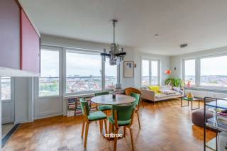 Dit prachtig gelegen appartement in het hart van Gent combineert modern comfort met de charme van de stad. De ruime living geniet van veel natuurlijk licht dankzij de grote ramen en biedt een adembenemend zicht over de stad. De open keuken is volledig uitgerust.<br /><br />Het appartement beschikt over een grote en kleinere comfortabele slaapkamer die rust en privacy garanderen. De badkamer is voorzien van een douchebad. Daarnaast is er voldoende bergruimte waardoor het eenvoudig is om de woning netjes en georganiseerd te houden.<br /><br />Dankzij de centrale locatie woont u op wandelafstand van winkels, restaurants en culturele bezienswaardigheden. Openbaar vervoer is makkelijk bereikbaar, wat het appartement ideaal maakt voor zowel stadsbewoners als pendelaars. Dit pand biedt een perfecte balans tussen stedelijk leven en comfort.<br /><br />Bezoekmoment na afspraak via mail of bericht op zaterdag 19 september tussen 10h - 12h.
