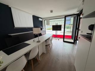 Kantoorruimte (RJ 2015) op een zichtbare locatie incl 2 bergingen.<br /><br />Indeling: open kantoorruimte met grote raampartij, ideaal voor visibiliteit en lichtinval; keukentje; apart toilet. <br />Achteraan zijn er 2 bergingen die inclusief zijn in de vraagprijs. <br /><br />Mogelijkheid tot overname inboedel. <br /><br />Algemeen: <br />- EPC label F door geen of elektrische verwarming <br />- Elektriciteit conform <br />- Lage gemeenschappelijke kosten <br />- Parkeermogelijkheden in de straat <br /><br />Voor meer info of een bezoek: 0472 22 22 44 of thanee@solittvastgoed.be.