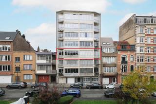 🏡 FOR SALE – Spacious and bright 121 m² apartment with cellar storage
Paul Deschanellaan 203, unit 011 – 1130 Schaerbeek
Located in a quiet and green residential avenue, we present this spacious and very bright 121 m² apartment (according to EPC), situated in a well-maintained 1966 building with only 15 units. The perfect balance of comfort, tranquillity and accessibility.
Layout
Generous entrance hall (7.8 m²) with built-in wardrobe and guest toilet. From the night hall, you access:
• Two bedrooms (11.8 m² and 15.2 m²), both with parquet flooring
• Bathroom (6 m²) with bath/shower, vanity unit, second toilet and washing machine/dryer connections
• Five built-in storage spaces (1–2 m²), offering exceptional practical storage capacity
The bright living room (35.5 m²) features large windows with views of greenery and front window sun shutters. The adjoining semi-open kitchen (15.8 m²) is fully equipped with fridge, freezer, oven, microwave and gas hob.
Additional features:
• Balcony at the front (1.2 m²)
• Enclosed outside space at the rear (2.2 m²)
• Private cellar (2.5 m²)
Technical & financial details
• Year of construction: 1966
• Surface area: 121 m² (EPC)
• EPC rating: D – 182 kWh/m²/year
• Electrical installation non-conforming – easy to regularise (quote available)
• Individual gas and electricity meters
• Double glazing (wood at front, recent PVC at rear)
• Available 3 months after tenant’s notice
• Attractive investment – net return approx. 4.2%
• Asking price: €305,000
Location
Situated along a distinguished green avenue, close to public transport, Schaerbeek station, Ring road, E40 and the airport. Shops, schools, sports centres and parks are all within walking distance.
👉 Bright, spacious, well-laid-out and ideally located – perfect for comfortable living or a solid investment.
📞 Info & visits: Home Consult – 02/731.07.07 – immo@home-consult.be