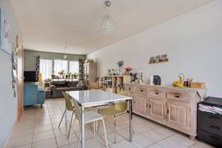 Deze gezinswoning met 3 slaapkamers is gunstig gelegen in de Klonkaartstraat in Tessenderlo-Hulst. Alle dagelijkse voorzieningen, zoals winkels, horeca, scholen en openbaar vervoer, bevinden zich in de nabije omgeving. Dankzij de ligging nabij de E313 zijn zowel de woning als omliggende gemeenten vlot bereikbaar.<br /><br />Indeling:<br />We betreden de woning via de ruime inkomhal. Deze biedt toegang tot een praktische berging en de ruime inpandige garage, waar plaats is voor twee wagens. Aansluitend aan de garage bevindt zich de wasplaats. Via de garage is eveneens de gezellige tuin bereikbaar.<br /><br />Op de eerste verdieping bevinden zich een apart gastentoilet en de ruime woonkamer met open keuken. Vanuit de woonkamer is het aangename terras bereikbaar.<br /><br />De tweede verdieping omvat drie slaapkamers, een apart toilet en een badkamer, uitgerust met een ligbad en wastafel. Via een valtrap in de nachthal is de praktische opslagzolder bereikbaar.<br /><br />Extra troeven:<br />- EPC-label B<br />- Ruime inpandige garage<br />- Gunstige ligging<br /><br />Voor meer info of een bezoek contacteer ons via info@vastengoed.be of via 014/72 73 74.<br /><br />Wenst u een gratis schatting van uw eigendom? Contacteer ons via 014/72 73 74.