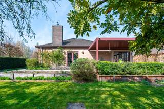 Wandel binnen in deze oase van rust gelegen in een prachtige residentiële woonwijk in de groene gemeente Bazel. De woning werd in 1976 gebouwd...