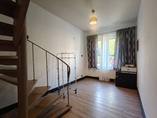 Bij het betreden van de woning kom je in de inkomhal, die toegang geeft tot de gezellige woonkamer. Aansluitend bevindt zich de ingerichte...