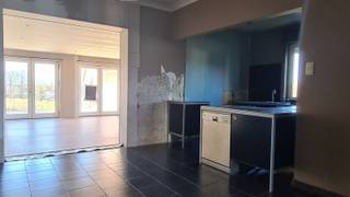 <p><span>Deels gerenoveerde woning op rustige locatie!</span></p><p><span> </span></p><p><span>Op zoek naar een woning met veel potentieel en een rustige, groene omgeving? Deze deels gerenoveerde woning te Millerweg 66 in Tongeren biedt alles wat je nodig hebt! </span></p><p><span> </span></p><p><span>Gelegen in een rustige straat, geniet je hier van rust en privacy, terwijl je toch dichtbij alle voorzieningen bent.</span></p><p><span> </span></p><p><span>De woning betreed je via de inkomhal met gastentoilet. Verder vind je op het gelijkvloers een enorme leefruimte met zit- en eetgedeelte en een plaats voor een open leefkeuken. Daarnaast is er de aangename bijbouw als verlengde van de ruime leefkamer met zicht op de tuin. Vanuit deze bijbouw heb je een enorm genot op de naastgelegen weides.</span></p><p><span> </span></p><p><span>Op de verdieping zijn drie slaapkamers terug te vinden waarvan de grootste kamer is uitgerust met een ensuite badkamer. Ook hier geniet van je een ongelooflijke vergezichten.</span></p><p><span>Dankzij de vaste trap naar de zolderverdieping vinden we nog een grote bijkomende ruimte die plaats biedt voor bijkomende slaapkamers of een leuke hobbyruimte.</span></p><p><span> </span></p><p><span>Verder is de woning ook uitgerust met een ruime garage voor de wagen, of een leuke hobbyruimte. </span></p><p><span> </span></p><p><span>Kernpunten van de woning:</span></p><p><span>·Deels gerenoveerd</span></p><p><span>·Rustige locatie</span></p><p><span>·Prachtig uitzicht langs zijkant en achterzijde</span></p><p><span>·Veel ruimte dankzij aangename achterbouw</span></p><p><span> </span></p><p><span>Deze woning biedt een unieke kans voor wie graag in een rustige omgeving wil wonen met veel ruimte en mogelijkheden voor verdere personalisatie. Neem snel contact op voor meer informatie of een bezichtiging!</span></p><p><span> </span></p>