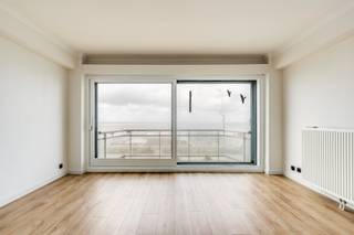 ppartement in Westende, op de Zeedijk met frontaal zeezicht.

<p> </p>

<p>Dit doorloopappartement aan de Koning Ridderdijk in Westende-bad biedt een aangename combinatie van comfort en ligging aan de Belgische kust. Dankzij de praktische indeling is dit appartement ideaal als vaste woonst, tweede verblijf of investering aan zee. De lichtrijke leefruimte zorgt voor een aangename woonbeleving, terwijl de nabijheid van de zee, winkels en horecazaken een extra troef vormt. Met een gunstig EPC-label B geniet u bovendien van een energiezuinig appartement op een centrale locatie in Westende.</p>

<p> </p>

<p>Belangrijkste ruimtes:<br />• Lichtrijke woonkamer met aangename leefruimte<br />• Functionele keuken met praktische indeling<br />• 2 slaapkamers geschikt voor gezin, gasten of bureau<br />• 2 terrassen (voor en achter)</p>

<p> </p>

<p>Troeven:<br />• Gelegen vlak bij de zee en de zeedijk van Westende<br />• Praktische indeling met 2 slaapkamers<br />• Energiezuinig appartement met EPC-label B</p>

<p> </p>

<p>Neem vandaag nog contact op voor meer informatie of een bezoek.</p>

<p> </p>

<p>JOUW DROOMAPPARTEMENT. ZO GEVONDEN!</p>