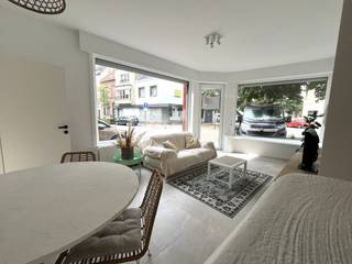 Volledig vernieuwd gelijkvloersappartement met 2 slaapkamers en een garage, rustig gelegen in een kleinschalige residentie op wandelafstand van het strand en het centrum van Oostende.<br />Dankzij de recente renovatie geniet je van een moderne afwerking en optimaal wooncomfort.<br />Het appartement beschikt over een lichtrijke leefruimte, een verzorgde keuken, 2 comfortabele slaapkamers en een stijlvolle badkamer. De praktische indeling maakt het ideaal voor zowel eigen bewoning als investering.<br />Een absolute troef is de privatieve garage, die zorgt voor extra comfort en veilige parkeergelegenheid.<br />Gelegen op een vlotte locatie, dicht bij winkels, openbaar vervoer, scholen en op korte afstand van het strand en het stadscentrum, combineert dit appartement rust met een uitstekende bereikbaarheid.<br />Troeven:<br />Vernieuwd en instapklaar<br />Gelijkvloers<br />Privatieve garage<br />Lichtrijke leefruimte<br />Gunstige ligging nabij alle voorzieningen<br />Ideaal als eigen woning, tweede verblijf of investering<br />Interesse? Neem vandaag nog contact op voor meer informatie of een bezoek en ontdek zelf de troeven van dit mooie appartement.