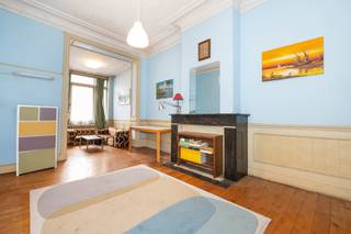 <p><strong>BRUSSEL Centrum</strong> – Achter haar karaktervolle gevel onthult deze Brusselse woning uit 1890 een authentieke sfeer en een zeldzaam potentieel. Gelegen in het hart van de Libertés-wijk, op een steenworp van het Barricadenplein, geniet zij van een centrale en gegeerde ligging, terwijl ze tegelijk rust biedt dankzij een discrete straat.<br />De royale volumes, de mooie plafondhoogtes en de verdeling over meerdere niveaus vormen een ideaal canvas voor een ambitieus en volledig op maat gemaakt renovatieproject. Gezellige leefruimtes, comfortabele slaapkamers, bureaus en polyvalente ruimtes: elke verdieping opent nieuwe mogelijkheden en nodigt uit om de woning opnieuw vorm te geven volgens uw wensen.<br />Achteraan verlengt een intieme binnenkoer de leefruimtes, terwijl de hogere verdiepingen nog tal van inrichtingsmogelijkheden bieden, zoals een master suite, een creatieve ruimte of een thuiskantoor. Kelders en zolder vervolledigen het geheel en versterken het potentieel van dit pand.<br />Deze woning richt zich tot liefhebbers van historische architectuur, creatieve geesten en renovatie-enthousiastelingen die een karaktervolle woning met geschiedenis nieuw leven willen inblazen, in het hart van Brussel.</p>
<p><strong>Tweegevelwoning gebouwd in 1890 van ± 245 m², te renoveren</strong></p>
<p><strong>Kelderverdieping:</strong><br />Kelders van ± 40 m²</p>
<p><strong>Gelijkvloers:</strong> ± 72 m²<br />Inkomhal – Woon-/eetkamer – Half ingerichte keuken – Koer van ± 5 m²</p>
<p><strong>1e tussenverdieping:</strong><br />Toilet met handwasbakje</p>
<p><strong>1e verdieping:</strong> ± 60 m²<br />Slaapkamer 1 van ± 20 m² met balkon van ± 2 m² –<br />Slaapkamer 2 van ± 16 m² –<br />Bureau van ± 8 m² –<br />Badkamer</p>
<p><strong>2e tussenverdieping:</strong> ± 5 m²<br />Toilet en berging</p>
<p><strong>2e verdieping:</strong> ± 60 m²<br />Slaapkamer 3 van ± 20 m² –<br />Slaapkamer van ± 18 m² –<br />Dressing van ± 8 m² –<br />Doucheruimte</p>
<p><strong>3e verdieping:</strong> ± 40 m²<br />Ruimte van ± 16 m² met toegang tot een platform van ± 15 m² –<br />Ruimte van ± 8 m² –<br />Bureau van ± 8 m²</p>
<p><strong>Zolder:</strong> ± 25 m²</p>