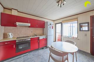 <p><span>Bent u op zoek naar een woning die u volledig naar eigen smaak kunt opknappen? Deze rijwoning biedt een mooie basis voor wie op zoek is naar een renovatieproject.</span></p><p><span>Ze is gelegen in een rustige, doodlopende straat nabij het station en ook supermarkten, scholen en openbaar vervoer zijn in de directe omgeving bereikbaar.</span></p><p><span>De woning is degelijk van structuur en goed onderhouden maar heeft nog geen centrale verwarming noch dakisolatie (EPC F-label) en de elektriciteit is niet conform AREI.</span></p><p><span>Mits de nodige renovatiewerken kan deze woning worden omgevormd tot een comfortabele en sfeervolle thuis.</span></p><p><span> </span></p><p><span>Indeling:</span></p><p><span> </span></p><p><span>We betreden de woning via de inkomhal en lopen door naar de leefruimte met open trap.</span></p><p><span>Achteraan is er een eenvoudige keuken die toegang geeft naar de tuin die momenteel verhard is en waar achteraan een ruime tuinberging staat. </span></p><p><span> </span></p><p><span>Dankzij de west-oriëntering geniet je hier vanaf de middag tot laat 's avonds van de zon.</span></p><p><span> </span></p><p><span>Verder vinden we op het gelijkvloers nog een compacte badkamer met douche, lavabo en toilet.</span></p><p><span> </span></p><p><span>Op de eerste verdieping zijn er 2 kamers van 20 en 14 m².</span></p><p><span> </span></p><p><span>Verder is er nog een zolder die toegankelijke is via een luik in het plafond.</span></p><p><span> </span></p><p><span>Graag som ik voor u de </span><span>troeven </span><span>van deze woning nog even op:</span></p><p><span> </span></p><ul><li><span>Rustige ligging in doodlopende straat vlakbij treinstation, verbindingswegen, winkels, ...</span></li><li><span>Degelijke structuur en verdere inrichting naar eigen smaak </span></li><li><span>Gezellig westgericht tuintje met een minimum aan inkijk</span></li></ul><p><span> </span></p><p><span>EPC: 570 kWh/m² jaar - F-label = Renovatieplicht van toepassing</span></p><p><span>Waterinfo: G-score A - P-score A</span></p><p><span> </span></p><p><span>Voor een bezoek ter plaatse kan u ons contacteren op het nummer 03 449 42 41 of mail ons via hallo@habicom.be</span></p><p><span>Benieuwd naar de waarde van jouw woning? Check het gratis op <span>www.watismijnhuiswaard.be</span></span></p><p><span> </span></p>