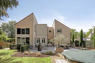 Deze woning is gelegen in een straat met enkel plaatselijk verkeer. De tuin is mooi aangelegd, omheind en voorzien van een verwarmd zwembad en bewoonbaar bijgebouw.De woning omvat;- inkom met vide- ruime woonkamer op parket, met eethoek, zithoek met gashaard en leeshoek- volledig ingerichte keuken- tuinkamer- ingerichte bureauruimte met zicht op de tuin, mogelijks te gebruiken als 5de slaapkamer- berging/wasplaats- toilet- inpandige garage met automatisch bediende poortOp verdieping;- 4 slaapkamers, waarvan 1 met airco - dressing- toilet- wasplaats- volledig ingerichte badkamerHet vergunde bijgebouw in de tuin omvat;- overdekt terras- woon- en slaapgedeelte- ingerichte keuken- douchekamer en apart toilet- tuinbergingDit eigendom is dus uitermate geschikt voor grote (samengestelde) gezinnen, als zorgwoning of kangoeroewoning. Het is tevens mogelijk het bijgebouw te gebruiken als praktijkruimte of te verhuren via Airbnb. Vooraan is er parkeermogelijkheid voor 5 wagens.Zonnepanelen met groenestroomcertificaten (over te nemen).