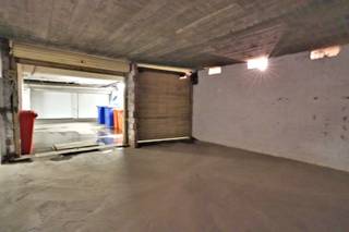 Deze ruime garage-opslagplaats ligt in de ondergrondse verdieping van een gebouw op de hoek van de Engelbert van Arenbergstraat met de Antwerpsesteenweg, vlak aan de Dampoort dus.<br /><br />Heel vlot bereikbaar, doch opgelet, gezien de steile toegang is deze slechts bereikbaar voor een gewone personenwagen (max 1,8 m hgte). Mits goedkeuring syndicus zou de tussenstijl kunnen verdwijnen en heb je krap plaats voor 2 wagens...<br />Naast de auto rest er meer dan voldoende ruimte voor de motor, de fietsen, de werkbank...<br />De poort aan de straat doe je open met een afstandsbediening, de 2 poorten van de garage (nu slechts 1 bruikbaar voor auto) zijn rolpoorten.<br /><br />Ook interessant als investering, er is nl weinig onderhoud te verrichten aan een opslagruimte.<br />De eigenaar wenst nog een opslagplaats in hetzelfde gebouw te verkopen. Combiprijs mogelijk.