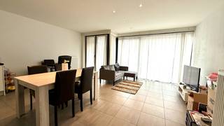 gelegen op de derde verdieping vinden we dit aangename appartement bestaande uit ruime inkomhal, lichtrijke ruime leefruimte met ingewerkte spots, toegang tot het ruime balkon, open ingerichte keuken, berging met aansluiting wasmachine, badkamer met lavabomeubel en douche, apart toilet, 2 kamers en ruim terras aan de achterzijde. <br /><br />Huurprijs te vermeerderen met 45 EUR gemeenschappelijke kosten. <br /><br />Beschikbaar 01/02/2026.