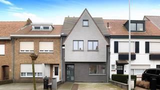 Fantastische woning op een gegeerde locatie te Oud Knokke, op slechts enkele minuten van het commercieel centrum en op nog geen 10 minuten fietsen (via de Helmweg &amp; Sparrendreef) naar Het Zoute. Een absolute toplocatie voor zowel vaste bewoning als tweede verblijf. Alle voorzieningen binnen handbereik.<br /><br />Deze tijdloze woning werd volledig herbouwd in 2014 met oog voor kwaliteit en comfort. Ook op energetisch vlak scoort de woning uitstekend met een energielabel A. <br />Mooi woonvolume van 207 m² bewoonbaar en een stevige structuur in beton verdeeld over 3 bouwlagen. <br /><br />De woning beschikt over 3 volwaardige slaapkamers, 2 badkamers, een zeer leuke bureauruimte en een heerlijke tuin vol in de zon. Een enorme troef van deze woning is de dubbele garage met bovenliggende opslagruimte achteraan het perceel. De garages zijn bereikbaar via een achterliggende wegel en zorgen voor een zeldzaam voordeel op deze fijne locatie.<br /><br />Indeling van het huis: <br />Inkomhal met gastentoilet, een mooie leefkeuken met eiland en een subtiel geïntegreerde bureauruimte, een grote woonkamer met leuke zichten op de tuin, een grote berging met inbouwkasten en een aparte wasplaats. Op de verdiepingen boven kunt u genieten van 3 slaapkamers, 2 badkamers en 2 toiletten.<br /><br />Interesse in deze unieke woning? <br />Contacteer Sacha Vanrafelghem op GSM 0487/43.79.10.