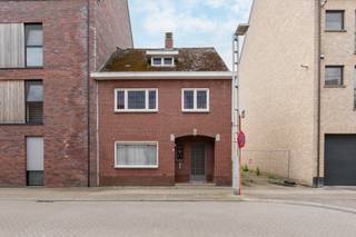 Op een absolute toplocatie in het centrum van Pelt, vinden we deze charmante stadswoning terug aan de Bemvaartstraat 4. Winkels, scholen, horeca en openbaar vervoer bevinden zich op wandelafstand, waardoor u geniet van alle comfort van wonen in het centrum.<br />Bij het betreden van de woning komt u terecht in de inkomhal met trap naar de verdieping. De leefruimte is opgedeeld in twee gezellige delen en wordt stijlvol gescheiden door een mooie schuifdeur, wat zorgt voor extra charme en flexibiliteit in de indeling. Aansluitend bevindt zich de praktische keuken, die reeds werd gerenoveerd en voorzien is van voldoende kastruimte. Verder beschikt het gelijkvloers over een apart toilet en een technische/CV-ruimte met afzonderlijke douchecabine.<br />Op de eerste verdieping bevinden zich 3 ruime slaapkamers en een mooie gerenoveerde badkamer, uitgerust om hedendaags comfort te bieden. Via een handige vlizotrap bereikt u de zolderruimte, ideaal als extra bergruimte.<br />Buiten geniet u van een onderhoudsvriendelijke stadstuin, perfect om in alle rust te ontspannen zonder veel onderhoud.<br />Troeven van deze woning:<br /><br />✔ Topligging in het centrum van Pelt<br />✔ 3 ruime slaapkamers<br />✔ Gezellige woonkamer met karaktervolle schuifdeur<br />✔ Keuken en badkamer reeds gerenoveerd<br />✔ Onderhoudsvriendelijke stadstuin<br />✔ Rolluiken aanwezig<br />✔ Praktische zolder bereikbaar via vlizotrap<br />✔ Elektrische installatie CONFORM gekeurd<br />✔ Renovatieplicht eenvoudig op te lossen door vervanging van de huidige enkel beglaasde ramen naar dubbel glas<br /><br />Bent u op zoek naar een centraal gelegen woning met karakter, ruimte en potentieel? Dan is deze woning zeker een bezoek waard!<br />Interesse? Contacteer ons vandaag nog voor een bezichtiging.