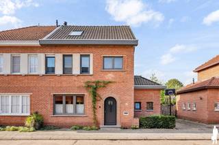 <p><strong>Instapklare en verrassend ruime halfopen woning met 5 slaapkamers op prachtig perceel van ca. 712 m² in Maria-ter-Heide!</strong><br /><em>Deze instapklare halfopen woning combineert verrassend veel binnenruimte met een bijzonder diepe en groene tuin. Het perceel is zuidwest georiënteerd en werd met veel aandacht aangelegd met verschillende beplantingen, een moestuin, meerdere terrassen en diverse bijgebouwen.<br /></em><span><strong>Indeling:</strong></span><br /><span>Gelijkvloers:</span></p>
<ul>
<li><span></span>Inkomhal op tegelvloer met toegang tot de bureauruimte en de leefruimtes.</li>
<li><span></span>Gastentoilet met handenwasser.</li>
<li><span></span>Aparte wasplaats voorzien van uitgietbak.</li>
<li><span></span>Ruime en lichtrijke leefkeuken op keramische tegel, met grote raampartijen en een mooi zicht op de tuin.</li>
<li><span></span>De keuken biedt veel praktische kastruimte en lades en is volledig uitgerust. (Novy kookvuur en dampkap, Siemens vaatwasser, AEG combi-stoomoven, Whirlpool microgolfoven en Liebherr koelkast en diepvriezer)</li>
<li><span></span>Aansluitende eetgedeelte met rechtstreekse verbinding naar het terras en de tuin.</li>
<li><span></span>Gezellige woonkamer op parket met authentieke gesloten houthaard en een ruime ingemaakte kastenwand.</li>
<li><span></span>Bureauruimte aan de voorzijde van de woning, momenteel open verbonden met de woonkamer.</li>
</ul>
<p><span>Eerste verdieping:</span></p>
<ul>
<li><span></span>De authentieke houten trap leidt naar de eerste verdieping en loopt verder door naar de tweede verdieping.</li>
<li><span></span>Drie slaapkamers (ca. 15 m²,11 m² en 7,5 m²) op kurkvloer en voorzien van elektrische rolluiken.</li>
<li><span></span>Badkamer met douche in bad, lavabomeubel, radiator en toilet.</li>
</ul>
<p><span>Tweede verdieping:</span></p>
<ul>
<li><span></span>Twee ruime slaapkamers (ca. 10,5 m² - 8,5 m²) op parket met screens.</li>
<li><span></span>Extra kamer (ca. 11m²) met mogelijkheid tot inrichting als tweede badkamer. De ruimte is reeds voorzien van vloerverwarming.</li>
</ul>
<p><span>Tuin:<span> </span></span></p>
<ul>
<li><span></span>Prachtig diep en volledig omheind perceel met een gunstige zuidwestoriëntatie.</li>
<li><span></span>volledig omheind en voorzien van zijpoortje.</li>
<li><span></span>De verzorgde tuin kent een mooie variatie aan beplantingen, volwassen groen en een eigen moestuin.</li>
<li><span></span>Verschillende terrassen creëren meerdere aangename plekken om van de tuin te genieten.</li>
<li><span></span>Praktisch tuinhuis/fietsenberging, geplaatst in 2018.</li>
<li><span></span>Afzonderlijke atelierruimte achteraan in de tuin, voorzien van water en elektriciteit.</li>
</ul>
<p><span><strong>Algemeen:</strong></span></p>
<ul>
<li><span></span>Instapklare en verrassend ruime gezinswoning.</li>
<li><span></span>Veel natuurlijke lichtinval dankzij de grote raampartijen aan de tuinzijde.</li>
<li><span></span>Mooie combinatie van authentieke elementen en hedendaags wooncomfort.</li>
<li><span></span>Twee regenwaterputten van elk 3.000 liter, aangesloten voor onder meer de toiletten en het besproeien van de tuin.</li>
<li><span></span>Verwarming op aardgas d.m.v. vloerverwarming op het gelijkvloers en radiatoren op de verdieping.</li>
<li><span></span>Diverse praktische bijgebouwen en veel bergruimte.</li>
<li><span></span>Gelegen in Maria-ter-Heide, op korte afstand van winkels, scholen, openbaar vervoer en belangrijke verbindingswegen.</li>
</ul>
<br /><span>Stedenbouwkundige inlichtingen in aanvraag*</span>