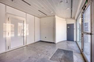 In het rustige centrum van Oplinter, waar dorpsleven en bereikbaarheid elkaar ontmoeten, wacht dit voormalige KBC-kantoor op een nieuwe invulling...