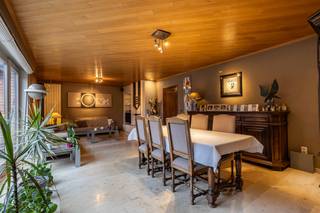 <p><strong>Te koop: unieke handelszaak met woonst, showroom, atelier en appartement te koop in Harelbeke.</strong><br /><br /> </p>
<p>Ontdek deze bijzondere eigendom met een rijke geschiedenis: oorspronkelijk een <strong>meubelzaak met ambachtelijk atelier</strong>, waar vakmanschap en passie samenkwamen. De ruime showroom en het atelier bieden vandaag <strong>uitstekende mogelijkheden</strong> voor een nieuw concept, winkel of creatieve invulling.<br /> </p>
<p>Achteraan vind je een <strong>ruime woning met zonnig terras en tuin</strong>, een plek waar <strong>wonen en werken</strong> perfect gecombineerd kunnen worden. Daarnaast beschikt het pand over een <strong>aparte woonunit/appartement</strong>, ideaal als <strong>investeringsvastgoed</strong> of om extra woonruimte te creëren.</p>
<p><br />Kortom: een <strong>karaktervolle eigendom met tal van mogelijkheden</strong>. De ligging en het volume maken dit tot een unieke opportuniteit voor ondernemers en investeerders met visie.</p>
<p><br /><strong>Contacteer vandaag nog Jérôme voor meer info of een bezoek - 0472/61.10.10.</strong></p>