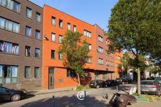 Welkom in dit energiezuinige (EPC C) duplex-appartement in Anderlecht. met een bewoonbare oppervlakte van 127 m² is er geen gebrek aan ruimte. Dit pand biedt vier slaapkamers, een badkamer, en een douchekamer, verdeeld over 2 niveaus. Het appartement beschikt over een prachtige open woonkamer met houten vloeren. Grote ramen bieden overvloedig daglicht en zorgen voor een aangename leefomgeving. De keuken is volledig uitgerust en praktisch ingericht, perfect voor het bereiden van uw lievelingsgerechten.De vier ruime slaapkamers bieden voldoende ruimte voor het hele gezin of kunnen worden ingericht als bureau. U kan eveneens genieten van een badkamer, met douche en bad, alsook van een aparte douchekamer. Als kers op de taart, kan u gebruik maken van een ruim terras, waar u tot rust kan komen na een lange werkdag, en waar de kinderen in veiligheid kunnen spelen.De locatie in Anderlecht biedt toegang tot diverse voorzieningen, scholen en openbaar vervoer.Laat deze opportuniteit niet liggen, en neem vandaag nog contact op.