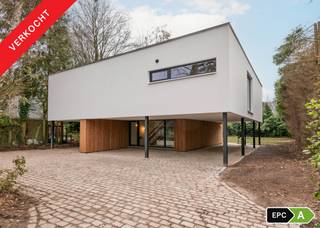 Instapklare, gerenoveerde woning op toplocatie in De Sterre - KapellenDeze modernistische woning werd recent volledig gerenoveerd van A-Z met de...