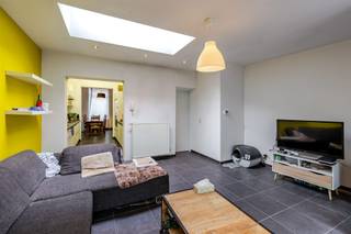 <p><span>Te koop in Aalst, Nestor De Tièrestraat 6: een woning van 127 m² met twee slaapkamers en twee badkamers, ideaal voor wie op zoek is naar een praktische en betaalbare gezinswoning of een woning voor co-housing. Op het gelijkvloers bevinden zich een zitkamer, een eetplaats, een keuken met toegang tot het terras en een inkomhal. De kelder zorgt voor extra bergruimte. Op de eerste verdieping zijn er twee slaapkamers en een badkamer, terwijl de tweede verdieping een derde slaapkamer met eigen badkamer biedt.</span></p><p><span>De woning is structureel in orde en kent geen renovatieplicht. Enkel een kleine opfrisbeurt zoals verfwerk, reiniging en enkele kleine herstellingen is wenselijk, zodat de nieuwe eigenaar snel kan intrekken en het geheel naar eigen smaak kan afwerken. Dankzij de centrale ligging is het centrum van Aalst vlot bereikbaar en zijn winkels, scholen, openbaar vervoer en de belangrijkste invalswegen steeds dichtbij.</span></p><p><span>Een interessante opportuniteit voor wie een instapklare woning zoekt met mogelijkheden tegen een correcte prijs.</span></p><p><span> </span></p><p><span>Voor meer informatie of een bezoek, contacteert u Timothy van Immo Zone op het nummer 0474/ 41. 28. 40.</span></p>