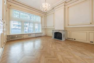 <div>
<div>
<section>
<div>
<div>
<div>
<div>
<div>
<div>
<p>Dit statige kantoor combineert authentieke architectuur met royale volumes en een representatieve uitstraling. Hoge plafonds, sierlijke moulures, parketvloeren in visgraatmotief en imposante schouwen creëren een stijlvolle werkomgeving met een uniek karakter.<span></span></p>
<p>De verschillende kantoorruimtes vloeien harmonieus in elkaar over en bieden een aangename combinatie van openheid en privacy. Dankzij de grote raampartijen geniet het gebouw van een overvloed aan natuurlijk daglicht, wat bijdraagt aan een comfortabele en inspirerende werkomgeving.</p>
<p>Het pand beschikt daarnaast over een volledig ingerichte keuken, een badkamer en een afzonderlijk toilet, waardoor alle nodige voorzieningen aanwezig zijn voor een aangename en praktische dagelijkse werking.</p>
<p>Een uitzonderlijk kantoorgebouw voor ondernemingen die waarde hechten aan uitstraling, karakter en een prestigieuze werkomgeving.</p>
</div>
</div>
</div>
</div>
<div></div>
<div>
<div></div>
</div>
</div>
<div>
<div></div>
</div>
</div>
</section>
</div>
</div>
<div></div>