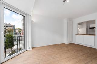 <strong>Gerenoveerd appartement met 1 slaapkamer</strong><br />
<p>Op zoek naar een appartement op een toplocatie in De Panne? Dit charmante 1-slaapkamerappartement bevindt zich in een kleinschalige residentie. Gelegen in het hart van De Panne, op enkele meters van het marktplein en op wandelafstand van de zee en duinen, is dit de ideale uitvalsbasis.<br /> </p>
<p><strong>Indeling</strong><br />Het appartement bestaat uit een zongerichte woonkamer met open keuken, een nachthal die toegang geeft tot een apart toilet, een ruime slaapkamer met toegang tot een terras en een badkamer met inloopdouche.<br /> </p>
<strong>Troeven</strong><br /><br />- Recent gerenoveerd<br />- Te huur op jaarbasis<br />- Dichtbij de zee en duinen<br /><br />Interesse?<strong> </strong>Neem gerust contact met ons op voor meer informatie of een bezichtiging.<br /><strong>Contact: </strong>Soraya: soraya@servimoholidays.be / 058/22.41.70