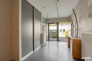 <p>Ideaal voor wie wonen en een zelfstandige activiteit wil combineren, zoals een kapsalon, schoonheidssalon, trimsalon, kinesist, … Dankzij de grote commerciële visibiliteit en de parking voor de deur biedt deze eigendom tal van mogelijkheden. Bovendien ligt ze op wandelafstand van het centrum van Steenokkerzeel, met winkels, restaurantjes, cafeetjes en de wekelijkse zondagsmarkt. Binnen beschikt de woning over een inkomhal/trapzaal in marmer, een gastentoilet, een ingerichte keuken, een woonkamer en het vroegere kapsalon. Op de eerste verdieping, een nachthal met toegang naar een 2de terras, 3 slaapkamers en een bureau. Badkamer met ligbad, badkamermeubel en toilet. Opbergkelder en zolder met uitbreidingsmogelijkheden. Leuk gezellig terras, tuin met tuinhuis.  Asbest dak te vervangen tegen 2034. Voorzien van 17 zonnepanelen, een waterverzachter, elektriciteit conform. Energiezuinig woning met lage EPC score 134 label B. Openbaar vervoer op 230 m, school op 650 m. Nabij belangrijke invalswegen en autosnelwegen.</p>