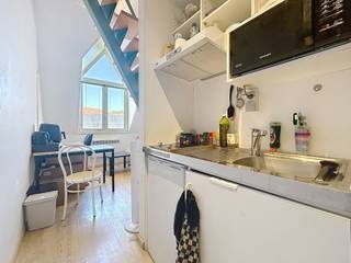 <p><strong><span>ÉTUDIANTS UNIQUEMENT – PAS DE DOMICILIATION</span></strong></p>
<p><span>Frans Ackermansstraat 22/115 : Studio duplex meublé et chaleureux près de la Keizer Karelstraat, avec salle de bain et cuisine privées.</span></p>
<ul>
<li><span>Situation centrale, à 3 min à pied du supermarché</span></li>
<li><span>À 3 min à pied du parc Van Eyck</span></li>
<li><span>À 5 min à pied de la gare de Zuid</span></li>
</ul>
<p><span>495 € + 65 € de charges (EGW non compris)</span></p>
<p><span>Disponible à partir du 1er septembre 2026.</span></p>
<p><br /><br />Disponible à partir du 1 septembre 2026.</p>