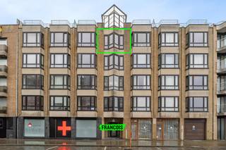 Deze studio is gelegen op de vierde verdieping van de Leopold II-laan in Wenduine, met prachtig zicht op zee en op slechts enkele stappen van alle voorzieningen.<br /><br />De studio is doordacht ingedeeld met zeer functionele meubels die optimaal gebruik van de beschikbare ruimte mogelijk maken. Daarnaast is er een uitgeruste badkamer, een praktische berging en een fietsenstalling.<br /><br />Het pand beschikt over een gunstig EPC en een conforme elektrische keuring, waardoor het instapklaar en zorgeloos bewoonbaar is.<br /><br />Als kers op de taart beschikt de studio over een subliem dakterras, met wijdse uitzichten over de zee en aan de zuidkant zicht tot het Brugse, wat het een unieke plek maakt voor ontspanning of om gasten te ontvangen.<br /><br />Kortom, een buitenkans voor wie op zoek is naar een investering, een buitenverblijf of een plek om volop van de kust te genieten.<br /><br />Aarzel niet en plan meteen uw bezoek!<br /><br />