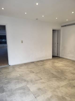 <p>Ontdek deze unieke kans om eigenaar te worden van een veelzijdig handelspand met ruime woonst in het centrum van Menen. Deze charmante eigendom combineert wonen en werken op één locatie en biedt tal van mogelijkheden voor zelfstandigen, ondernemers of grote gezinnen.</p>
<p>Dankzij de topligging aan het station van Menen geniet u van een uitstekende zichtbaarheid en een vlotte bereikbaarheid. Winkels, horeca en andere voorzieningen bevinden zich op wandelafstand.</p>
<h3>Indeling</h3>
<p><strong>Gelijkvloers:</strong> handelsruimte van ca. 60 m² • ruime woonkamer • keuken met wasplaats • apart toilet</p>
<p><strong>1ste verdieping:</strong> volledig geïnstalleerde keuken • badkamer met bad, dubbel lavabo en toilet • 2 ruime slaapkamers</p>
<p><strong>2de verdieping:</strong> 2 zeer ruime slaapkamers</p>
<h3>Troeven</h3>
<ul><li>Centrale ligging aan het station van Menen</li><li>Veel visibiliteit en passage</li><li>Ideaal voor wonen en werken</li><li>4 ruime slaapkamers</li><li>Dubbele beglazing</li><li>Gunstige EPC </li><li>Uitweg</li><li>Vlotte verbinding naar omliggende steden en gemeenten</li><li>Elek conform. </li></ul>