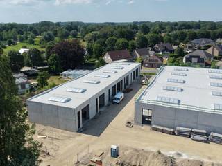 <strong>*** LAATSTE 5 LOODSEN TE KOOP ***</strong><br /> <br />Op zoek naar een goed gelegen, kwalitatieve opslag- of atelierruimte voor uw onderneming?<br />Ontdek <strong>Sarospark</strong>: een nieuw <u>vergund </u>KMO-project bestaande uit 25 functionele, duurzame KMO-units, gelegen in de Sarosstraat 16 te Berlare.<br /><br /><strong>Strategische locatie</strong>
<ul>
	<li>Slechts 13 km van de E17-afrit Lokeren</li>
	<li>Op 1,5 km van de N416 (steenweg richting Wetteren)</li>
	<li>Vlot bereikbaar voor klanten, leveranciers én personeel</li>
</ul>
<strong>Moderne en duurzame afwerking</strong><br />De nieuwbouwloodsen zijn uitgerust met:
<ul>
	<li>Geïsoleerde staalstructuur met betonplint</li>
	<li>Sandwich- of polycarbonaatpanelen &amp; geïsoleerd steeldeck</li>
	<li>Automatische sectionaalpoort met aparte toegangsdeur</li>
	<li>Grote raampartijen voor natuurlijk daglicht</li>
	<li>Gepolierde betonvloer en lichtstraat met rookluik</li>
</ul>
<strong>Flexibele oppervlaktes</strong>

<ul>
	<li>Units beschikbaar vanaf 125 m² tot 167 m²</li>
</ul>
<strong>Ideaal voor opslag, atelier of kleine productie</strong><br /><br /><strong>Prijs unit 150 m² - 261.000 € excl. BTW</strong><br />(Exclusief btw, parkeerplaatsen, nutsvoorzieningen en overige kosten)<br /><br /><strong>Verdere vragen of wenst u een afspraak?</strong><br />Contacteer ons vrijblijvend via <strong>0475 32 51 89 </strong>of stuur een e-mail voor meer info.