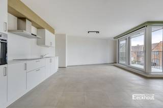 Naast de iconische watertoren te Bredene-Dorp bevindt zich dit moderne nieuwbouwappartement. De residentie is gelegen op enkele passen van winkels, supermarkten, horeca en bushaltes. <br />Het nieuwbouwappartement is afgewerkt met kwalitatieve, tijdloze materialen en voldoet aan alle hedendaagse comforteisen.<br />Indeling: inkomhal, woonkamer met open keuken, terras, 2 slaapkamers, badkamer met lavabomeubel en inloopdouche, apart toilet en ruime berging met aansluiting voor wasmachine.<br />Verkoop onder BTW-stelsel (verlaagd tarief van 6% mogelijk).<br />Mogelijkheid om een garagebox of een berging in het gebouw bij aan te kopen.<br />Kom snel de vele troeven ontdekken van dit appartement!