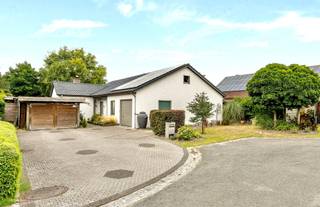 Leuke gelijkvloerse villa met garage en zonnepanelen, gelegen in een doodlopende straat in Waregem. Indeling: inkomhal, apart toilet,...