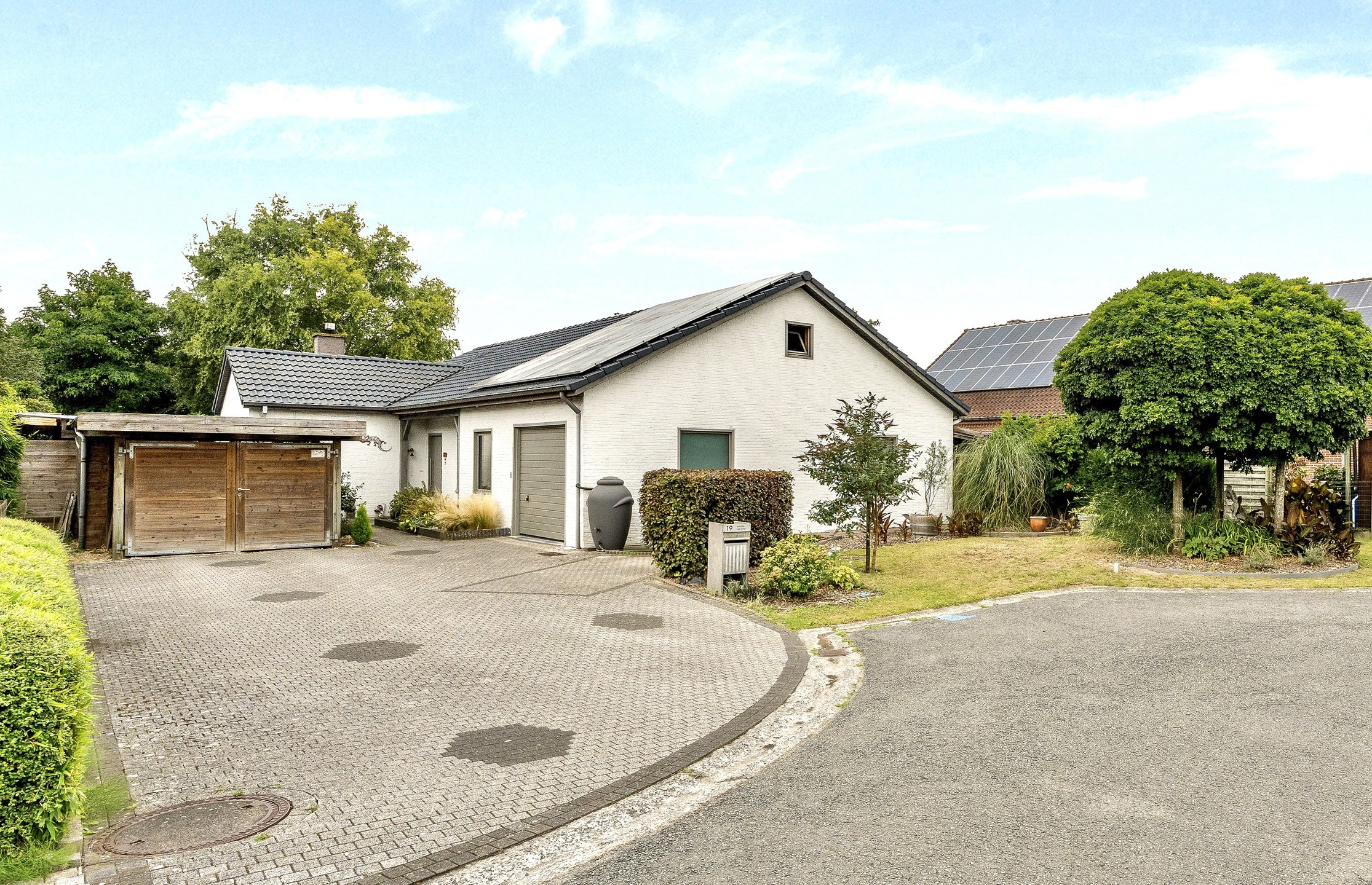 Leuke gelijkvloerse villa met garage en zonnepanelen - foto 1